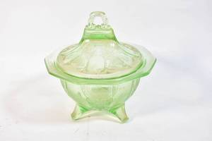 lot 211 image: Vintage Green Glass Lidded Dish