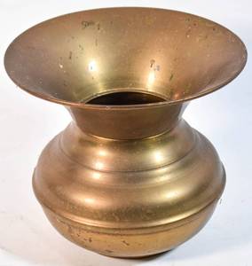 lot 217 image: Vintage Brass Chewing Tobacco Spittoon
