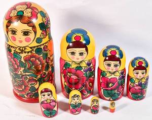lot 209 image: 8 Piece Russian Nesting Doll Set