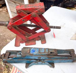 lot 561 image: 2 Jacks, Tire JackScissor Jack