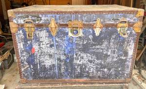 lot 498 image: Yale & Towne MFG Co Blue Antique Chest