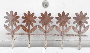lot 594 image: 5-Pc Metal Flower Design Short Garden Fence