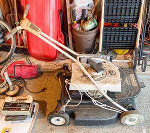 lot 525 image: Sears Roebuck Craftsman Small Engine Push Lawn Mower, Black and White