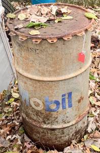 lot 589 image: Mobil Grease Canister (Contains Water)