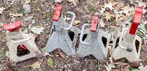 lot 599 image: 2 Pairs of 3 Ton Larin Jack Stands Model JS-3