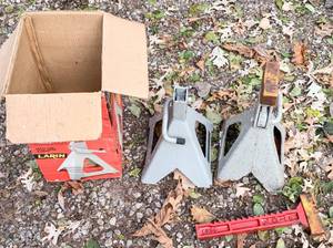 lot 607 image: Pair of 6 Ton Larin Jack Stands Model JS-6