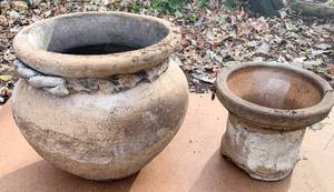 lot 610 image: 1 Small and 1 Large Ceramic Planter, Braided Rim (LG)