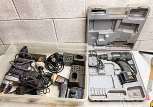 lot 672 image: Assortment of Power Drills