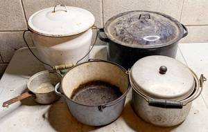 lot 673 image: 5 Camp Cooking Pots and Pans