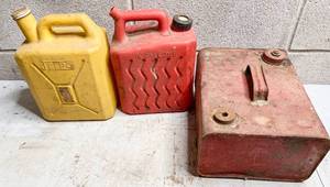 lot 538 image: 3 GasLiquid Gallon Jugs
