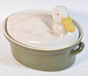 lot 159 image: Vintage Hall Carbone Ceramic Duck Casserole Dish