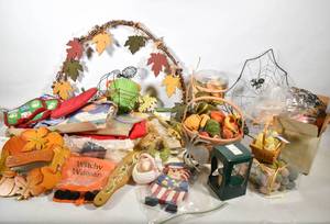 lot 389 image: Misc. Holiday and Home Decor