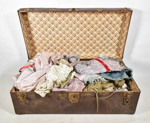 lot 250 image: Chest of Vintage Childrens Clothes & Linens
