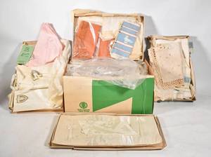 lot 397 image: Large Assortment of Vintage Table Linens
