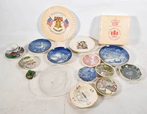 lot 413 image: 16 Assorted Decorated Ceramic and Porcelain Objects