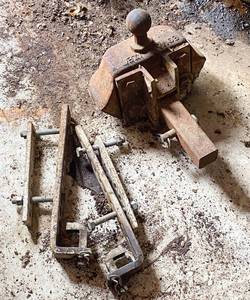 lot 576 image: Trailer Hitch & Brackets
