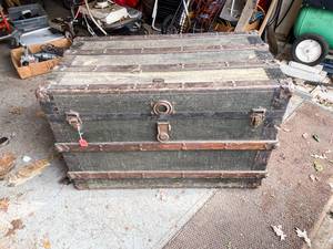lot 497 image: Vintage Garland Luggage Shop Wood Steam Trunk
