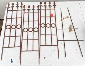 lot 604 image: 4 Decorative Metal Yard Stakes