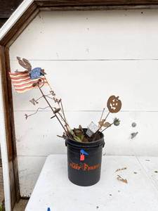 lot 617 image: Assortment of Decorative Metal Yard Stakes