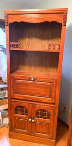 lot 9 image: Large Solid Wood 2 Tier Bookshelf with 2 Storage Compartments and Stained Amber Glass Windows
