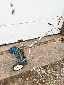 lot 523 image: Great States Model 204-14 Manual Blue Lawn Mower