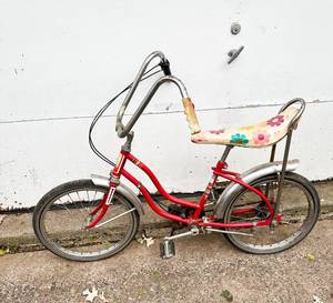 lot 517 image: Vintage 60s AMF Roadmaster Debutante Deluxe Childs Bicycle