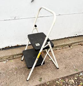 lot 521 image: Cosco Two-Step Folding Step Ladder
