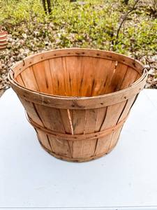 lot 507 image: Bushel Basket