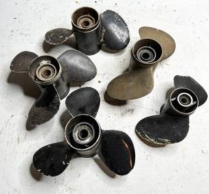 lot 664 image: 5 Boat Propellers