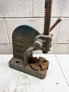 lot 667 image: Vintage FamCo Machine Co. Model 1 Arbor Press