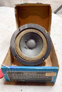 lot 745 image: Realistic Brand 5 Full Range Acoustic Suspension Speaker #40-1909B