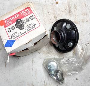 lot 760 image: 1000 lbs Capacity Trailer Hub, 4 Bolt on 4 Bolt Circle