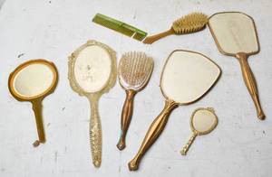 lot 829 image: Assorted Vintage Vanity Items