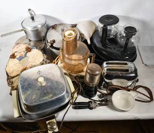 lot 482 image: Assorted Kitchen Gadgets and Cookware