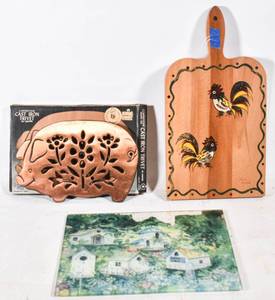 lot 809 image: 3 Decor Objects