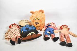 lot 303 image: 5 Vintage Stuffed Dolls, 3 Raggedy Ann & 1 Peanuts