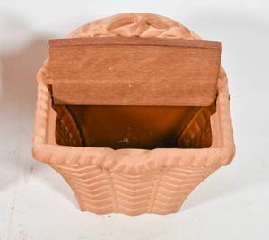 lot 420 image: 4 Terra Cotta Decor Objects