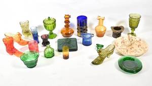 lot 423 image: Assorted Colorful Glass & Ceramic Decor