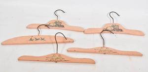 lot 293 image: Set of 5 Childrens Hangers