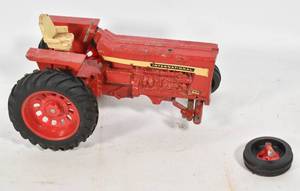 lot 292 image: ERTL International Harvester Farmall 856 Red Tractor Diecast Scale Model