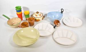 lot 437 image: Assortment of Retro Kitchenware