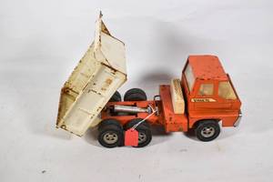 lot 317 image: Vintage Structo Orange Metal Dump Truck Toy