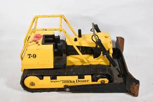 lot 298 image: Vintage Mighty Tonka Toy Bulldozer T-9