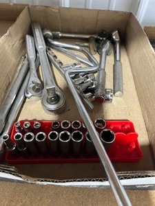 lot 38 image: Ratchets and more tools