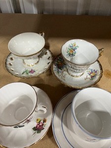 lot 16 image: 4 cup and Saucer sets
