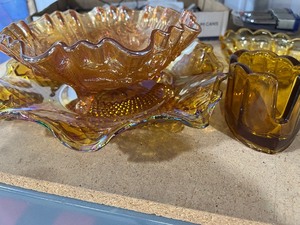 lot 26 image: Collectables  Amber collard dishes