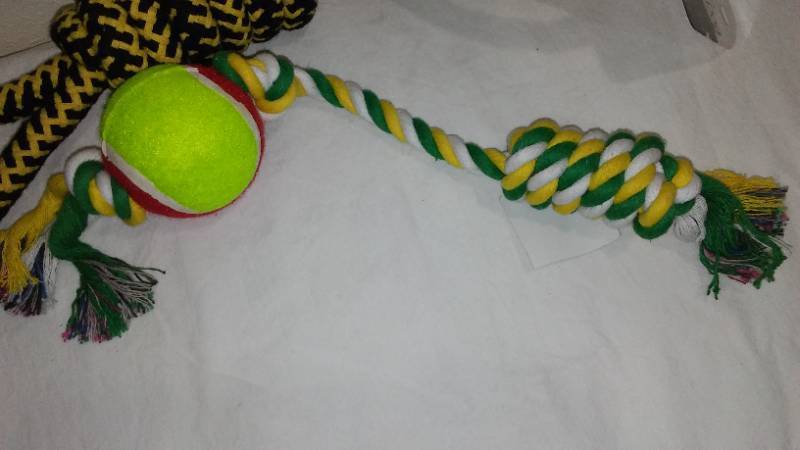 lot 638 image: 20 Knotted Cotton Rope Tug Pull and Pull Toy Tennis Ball