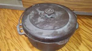 lot 527 image: Wagner Ware Cast 5 Quart Pot And Cover
