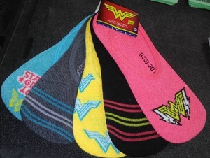 lot 828 image: Wonder Woman Themed 5 Pack Womens Ankle Socks size 9-11