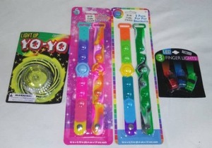 lot 909 image: Pop-It Bracelets (4), Finger Lights And Light up Yo Yo.
